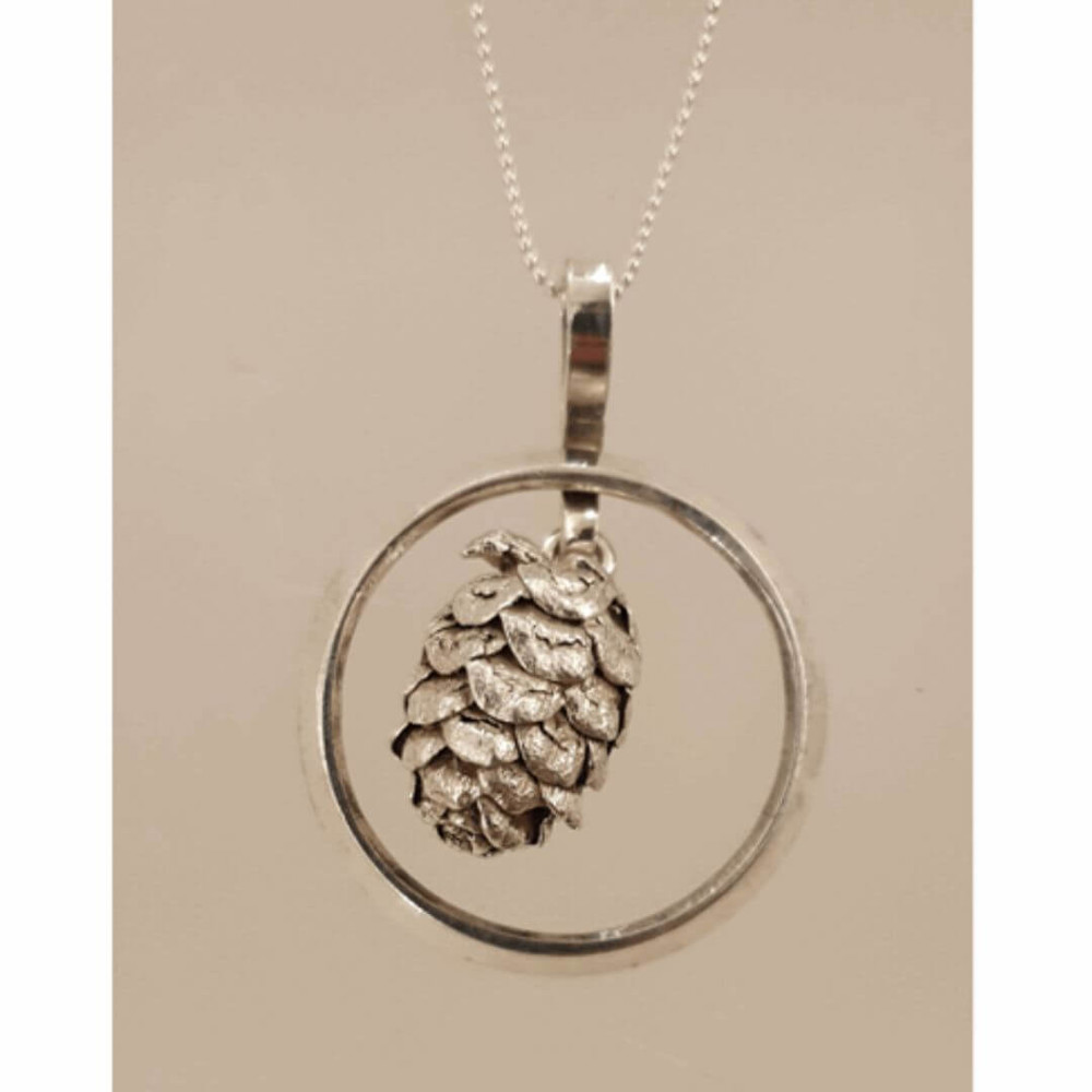Silver necklace with hanging pendant 