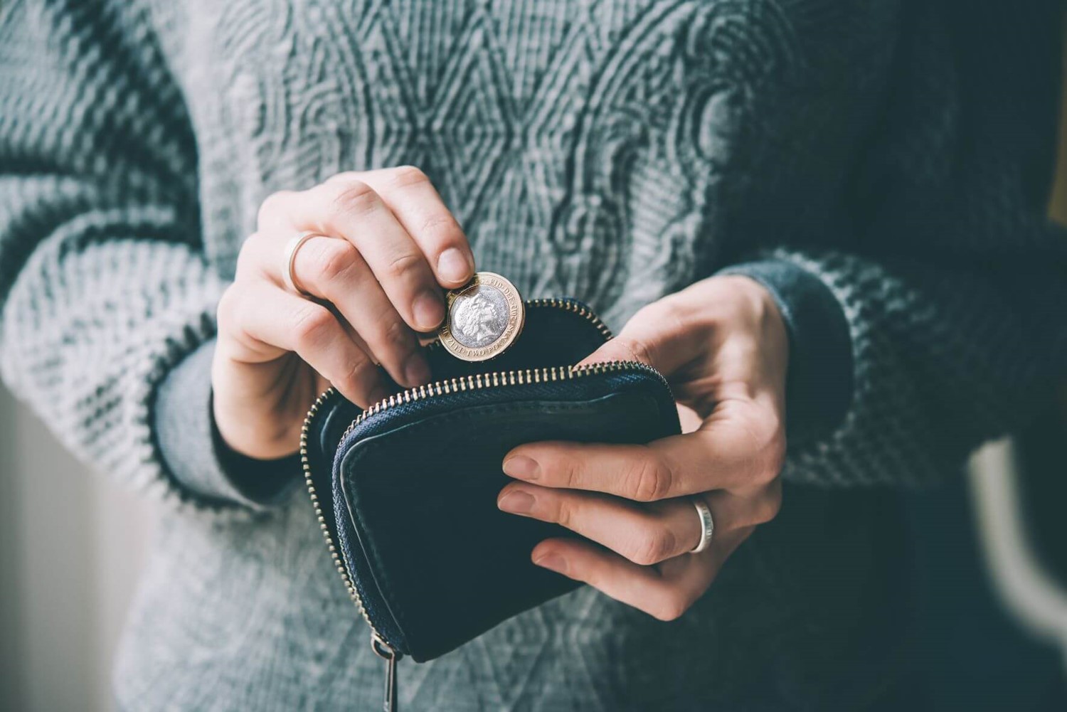 Putting money in a purse